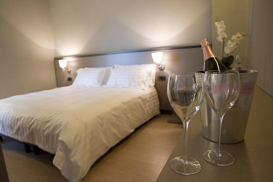 Zara Rooms & Suites Suzzara Exteriör bild