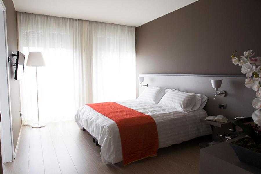 Zara Rooms & Suites Suzzara Rum bild