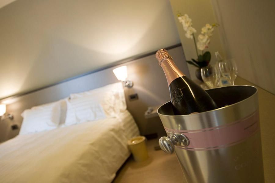 Zara Rooms & Suites Suzzara Exteriör bild