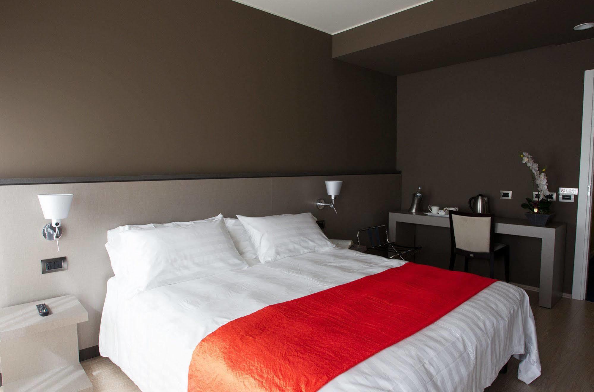 Zara Rooms & Suites Suzzara Exteriör bild